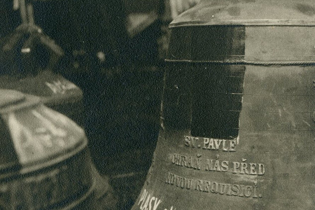 Zvon sv. Pavel po sejmutí z věže.