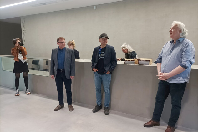Bývalá ostravská jatka, nyní galerie PLATO, komentář arch. Konieczného (uprostřed), tlumočí T. Goryczka (vpravo), uvedl M. Zezula - ředitel ÚOP v Ostravě (vlevo)