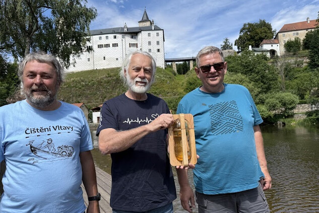 Štafetáři pod hradem Rožmberk